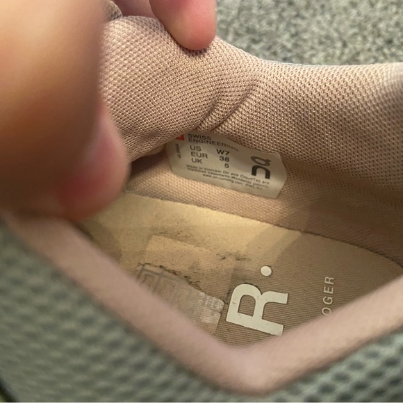 On - The Roger Advantage Sneakers - Picture 3 of 6